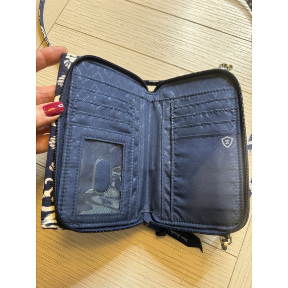 Vera Bradley Steel Blue Meddallion Lighten Up RFID 3-in-1 Adjustable Crossbody‎ - Picture 7 of 10